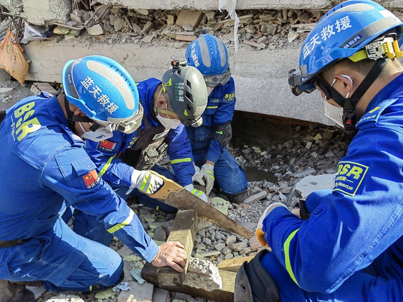 L'équipe Blue Sky de Hainan effectue des sauvetages dans la zone du séisme en Turquie et se lance dans une course contre la mort