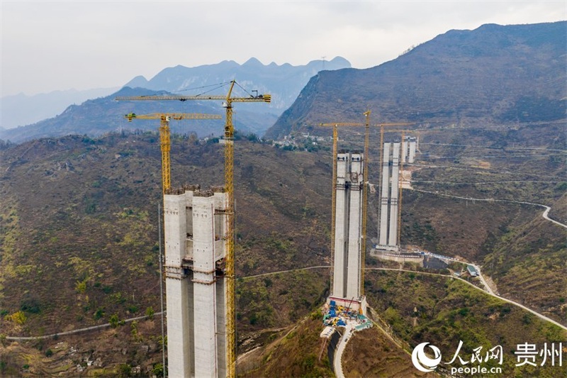 Guizhou : la construction du pont de Liuzhite de l'autoroute NaQing progresse régulièrement