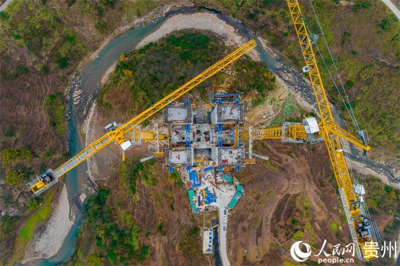 Guizhou : la construction du pont de Liuzhite de l'autoroute NaQing progresse régulièrement