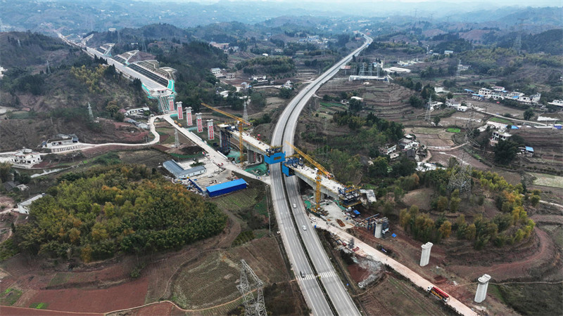 Sichuan : la construction du pont n° 2 de Jiang'an sur le fleuve Yangtsé se poursuit