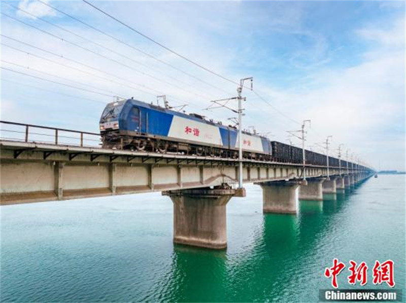 Hebei : des « Spidermen » sur le pont maritime assurent l'entretien en haute altitude et en mer