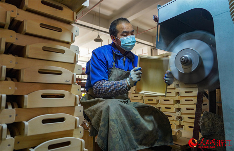 Zhejiang : de petits jouets contribuent à la grande industrie à Yunhe