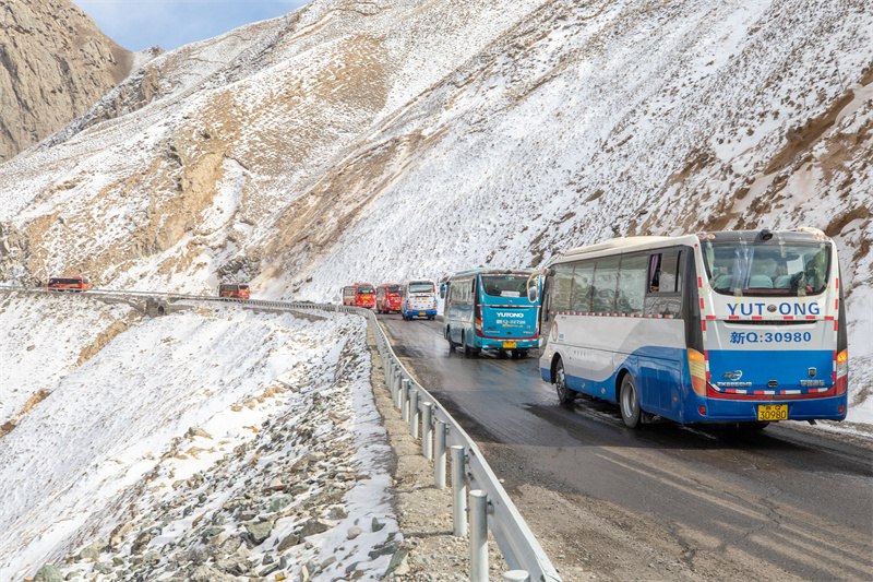 La police escorte plus de 4 500 enfants sur l'autoroute Xinjiang-Tibet