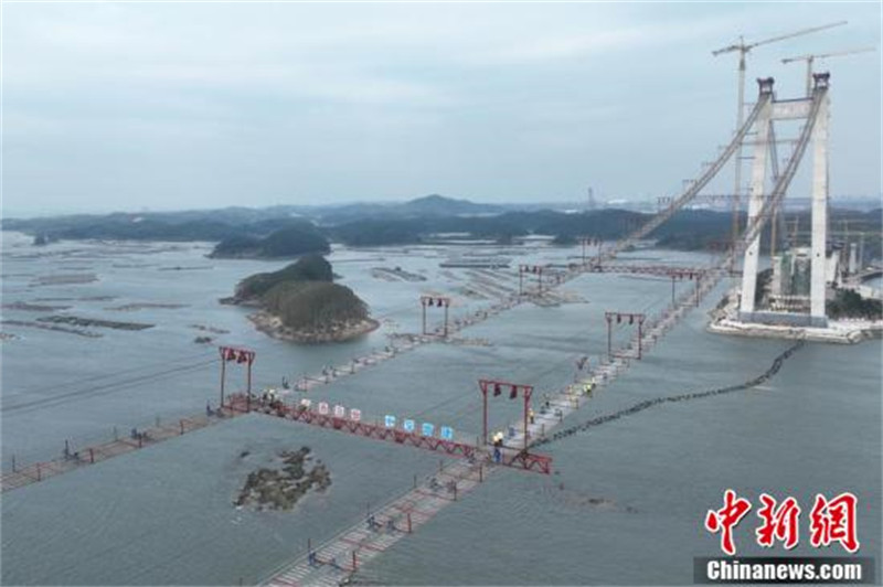 Le plus long pont maritime du Guangxi est entré dans la phase de pose du câble principal