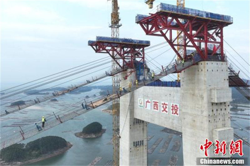 Le plus long pont maritime du Guangxi est entré dans la phase de pose du câble principal