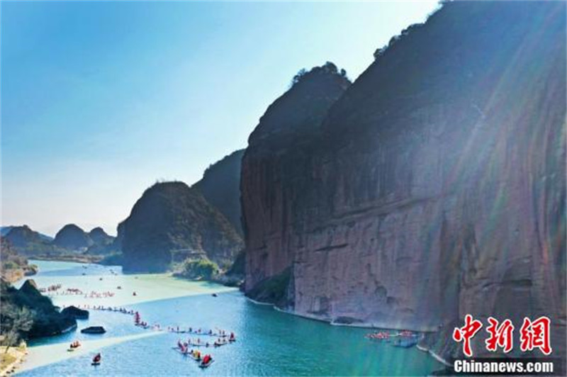 Jiangxi : des « dragons colorés » dérivent sur une rivière, priant pour les touristes