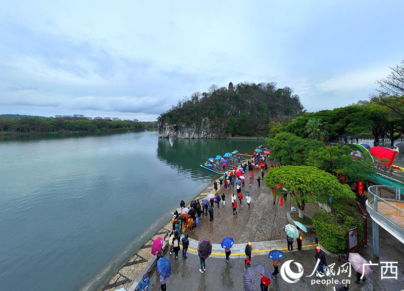 Guangxi : le tourisme en forte reprise à Guilin, la colline de la Trompe de l'Eléphant bondée de touristes