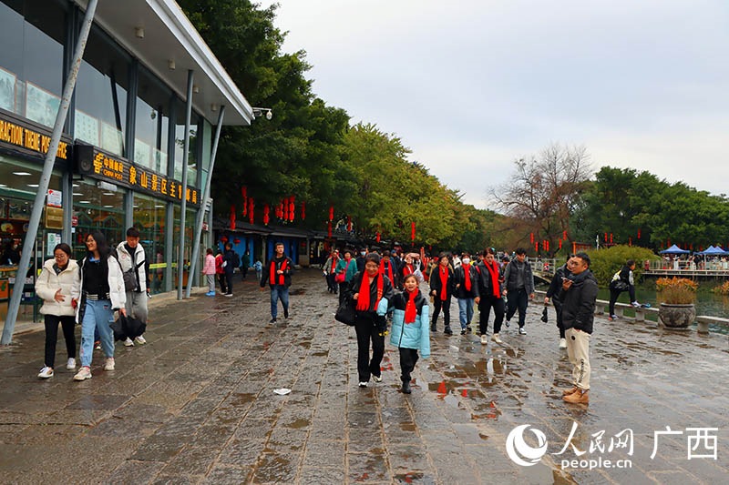 Guangxi : le tourisme en forte reprise à Guilin, la colline de la Trompe de l'Eléphant bondée de touristes