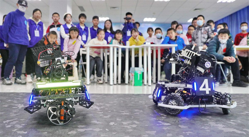 Hebei : des bénévoles universitaires éclairent les « rêves scientifiques et technologiques » des adolescents à Qinhuangdao