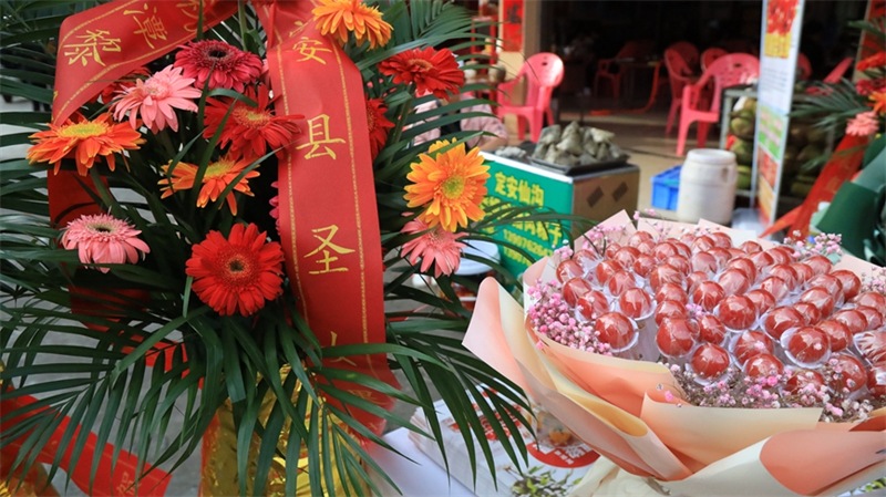 Hainan : les fruits rouges sur la « voie express » du commerce en ligne pour élargir la route de la richesse à Ding'an