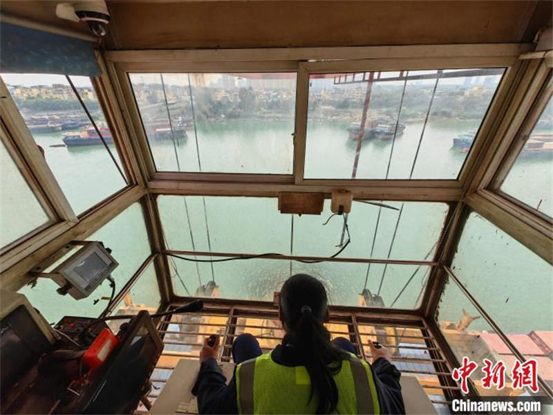 Une conductrice chinoise d'un pont roulant à quai attrape un conteneur de 35 tonnes à 25 mètres de hauteur dans les airs