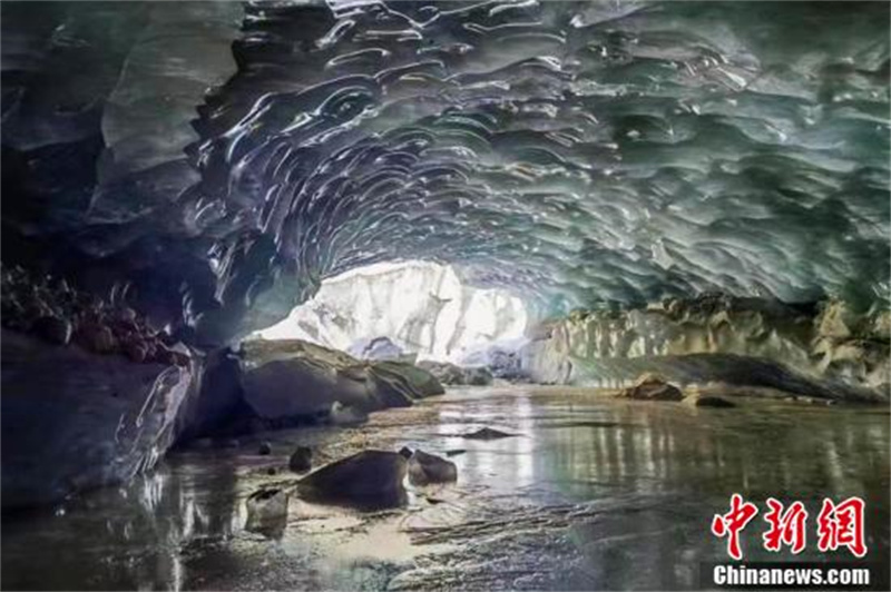 La photo montre la grotte de glace Gongga découverte dans le comté de Bianba, à Qamdo, dans la région autonome du Tibet (sud-ouest de la Chine). (Si Lang Quping / China News Service)