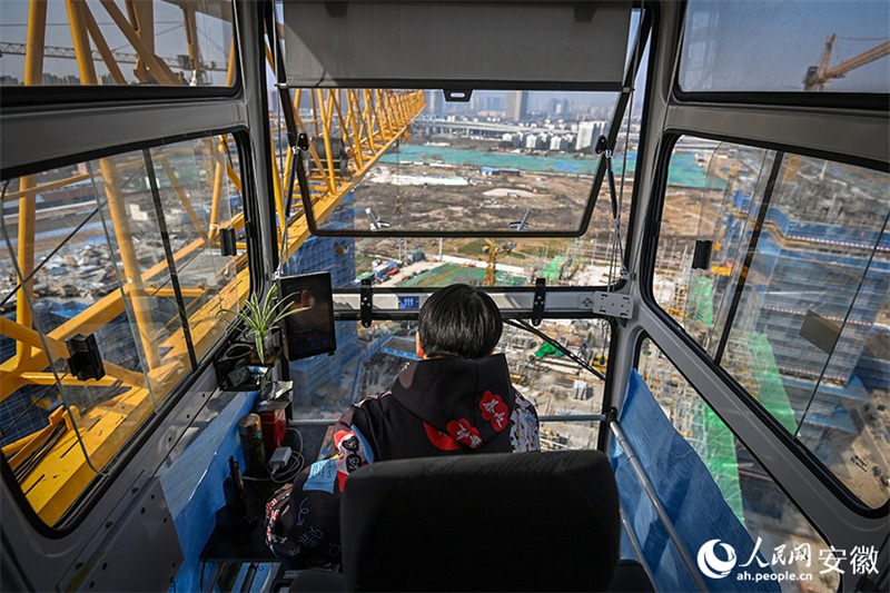 Photo montrant la salle de contrôle de la grue à tour. (Miao Zijian / le Quotidien du Peuple en ligne)