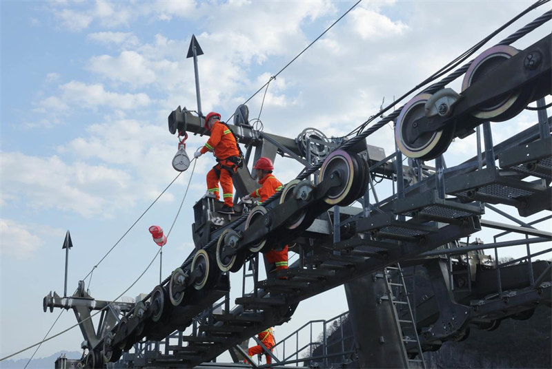 Hunan : un exercice de sauvetage à haute altitude du téléphérique organisé à Zhangjiajie