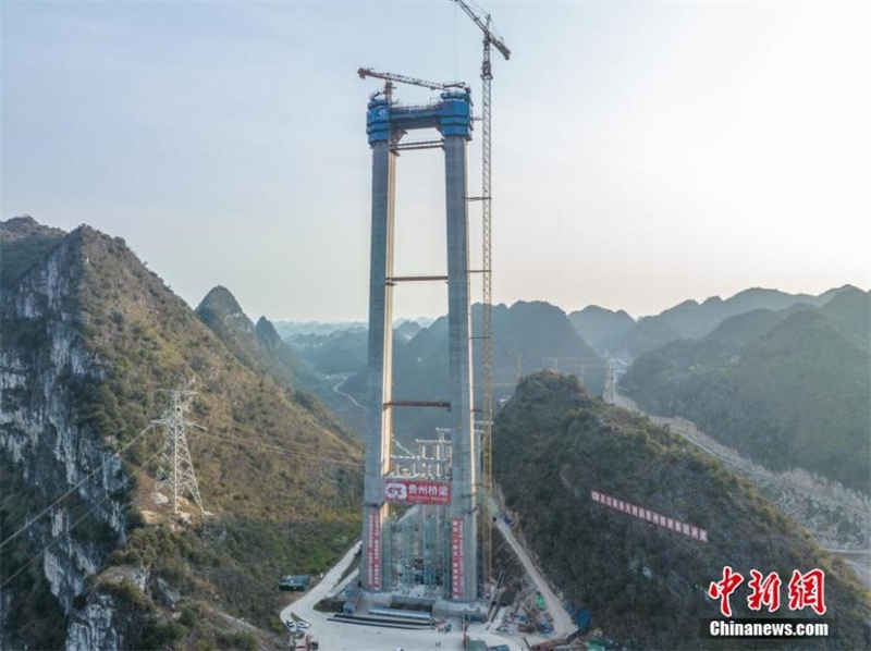 Guizhou : un pont de 2 980 mètres traversant un grand canyon en construction