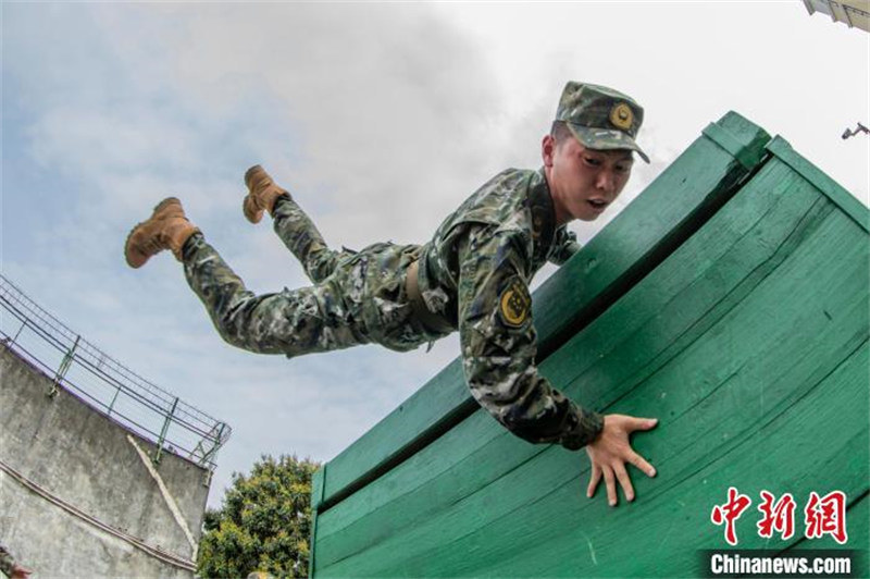 Guangxi : des soldats de la police armée du Beihai suivent une formation intensive sur plusieurs thèmes