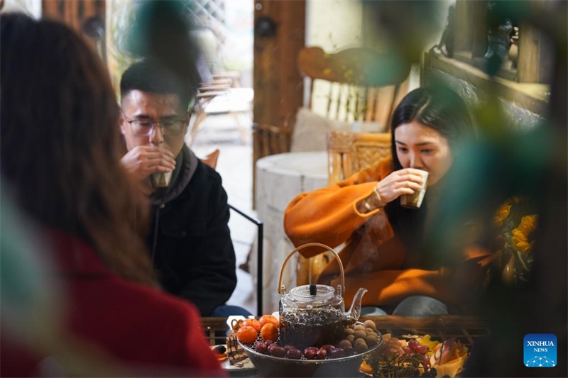 Anhui : les techniques innovantes de préparation du thé deviennent populaires
