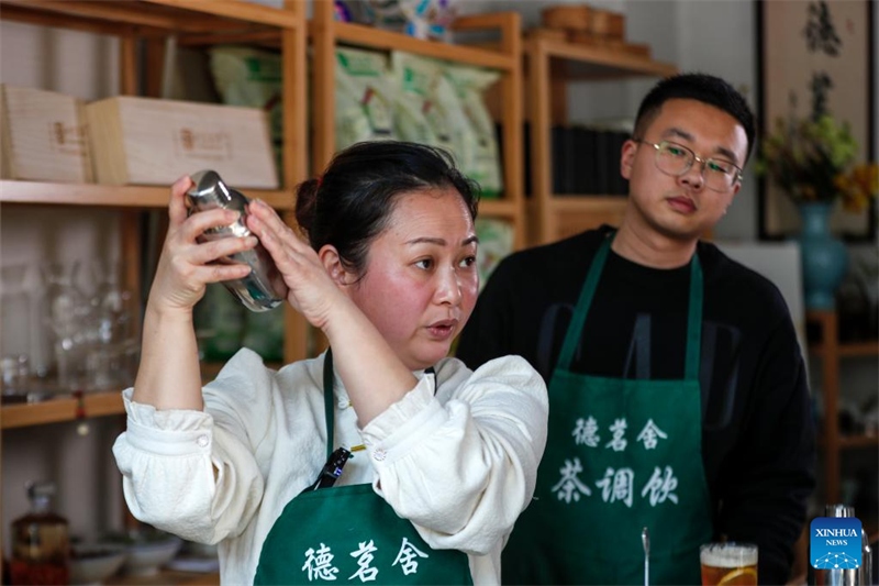 Anhui : les techniques innovantes de préparation du thé deviennent populaires