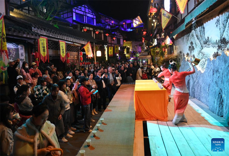 Sichuan : des spectacles nocturnes donnent un élan au tourisme culturel à Langzhong