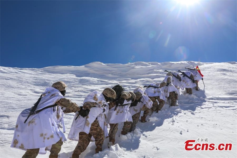Tibet : des soldats patrouillent sur le plateau enneigé