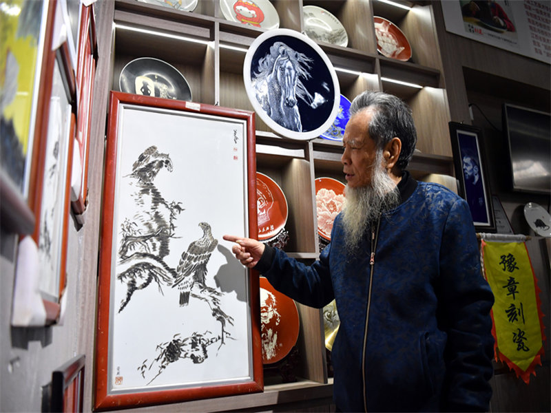 Jiangxi : un artisan grave sur porcelaine avec une technique délicate
