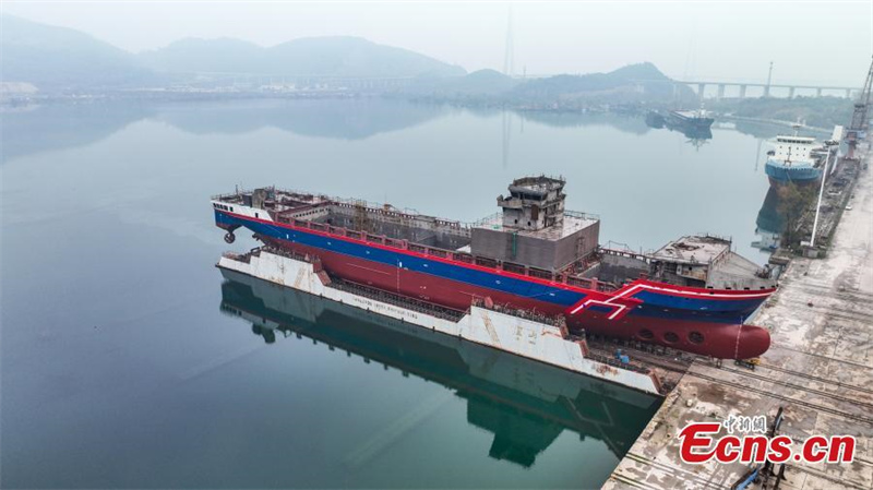 Le premier navire poseur de câbles de 10 000 tonnes chinois dévoilé dans la province du Jiangxi