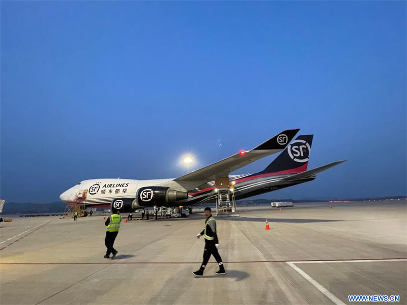 Le premier aéroport chinois spécialisé dans le fret lance sa première ligne internationale