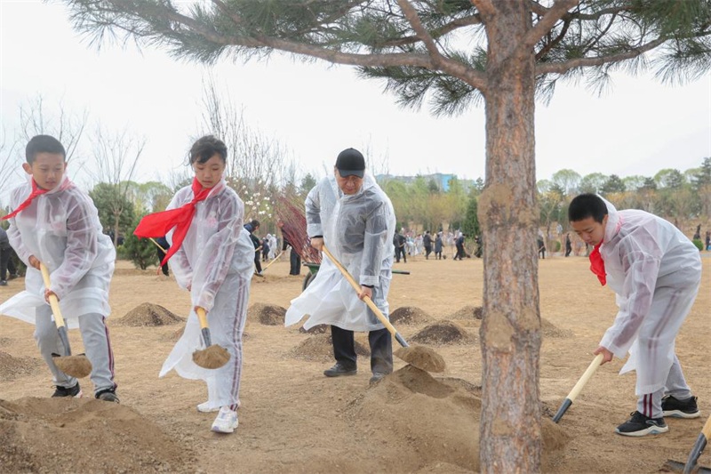 Xi Jinping plante des arbres à Beijing et appelle à davantage d'efforts de reboisement pour une belle Chine