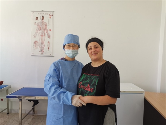 L'acupunctrice chinoise Yang Yi pose pour une photo avec la patiente algérienne Appomata (droite) au Centre de médecine traditionnelle chinoise (MTC) à Alger, en Algérie, le 8 juin 2022. (Xinhua)