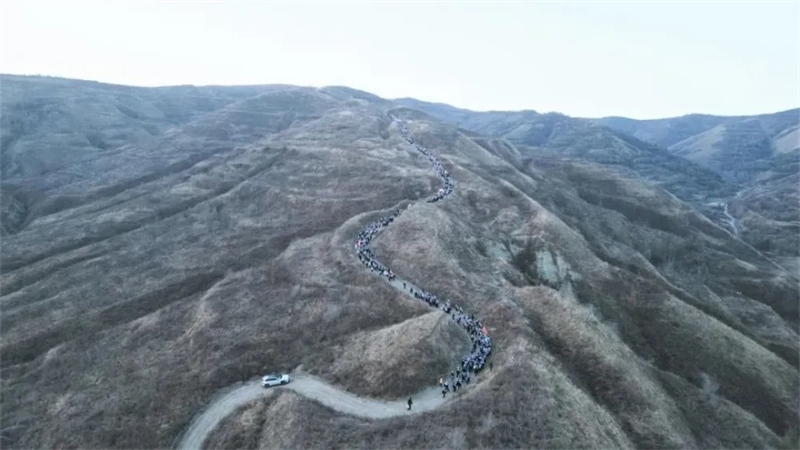 Qinghai : des lycéens rendent hommage aux martyrs après une randonnée de 54 km