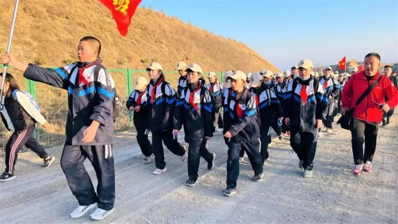 Qinghai : des lycéens rendent hommage aux martyrs après une randonnée de 54 km