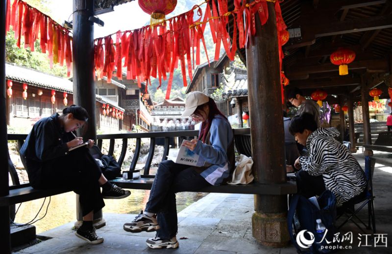 Jiangxi : les beaux paysages à Zixi stimulent « l'économie du croquis »