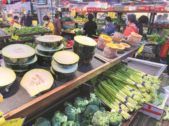 Des consommateurs choisissent des légumes dans un magasin de proximité du district de Xicheng, à Beijing, en avril 2022. (Photo / China Daily)