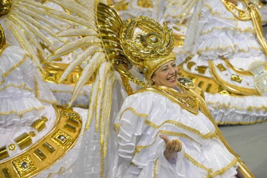 Un danseur sourit lors d'un carnaval à Sao Paulo, au Brésil, le 17 février 2023. (Photo / Xinhua)