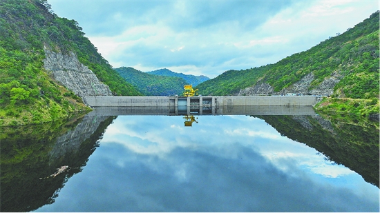 Le barrage de la centrale hydroélectrique de Lower Kaifu Gorge construit en Zambie par une société chinoise. (Photo fournie par China Power Construction Corporation)