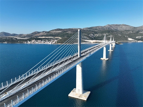 Le pont maritime de Peljesac en Croatie construit par une entreprise chinoise. (Photo fournie par China Road and Bridge Corporation)