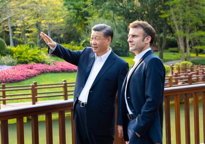 Xi Jinping et Emmanuel Macron tiennent une réunion informelle en Chine