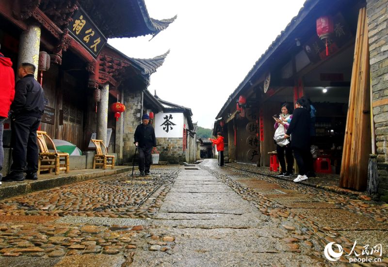 Photo montrant le village de Peitian, un vieux village de la province du Fujian (sud-est de la Chine) qui abrite des habitations folkloriques bien préservées du peuple Hakka. (Lin Xiaoli / Le Quotidien du Peuple en ligne)