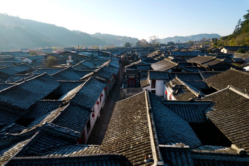 Fujian : le paysage d'un vieux village Hakka après une pluie printanière à Longyan