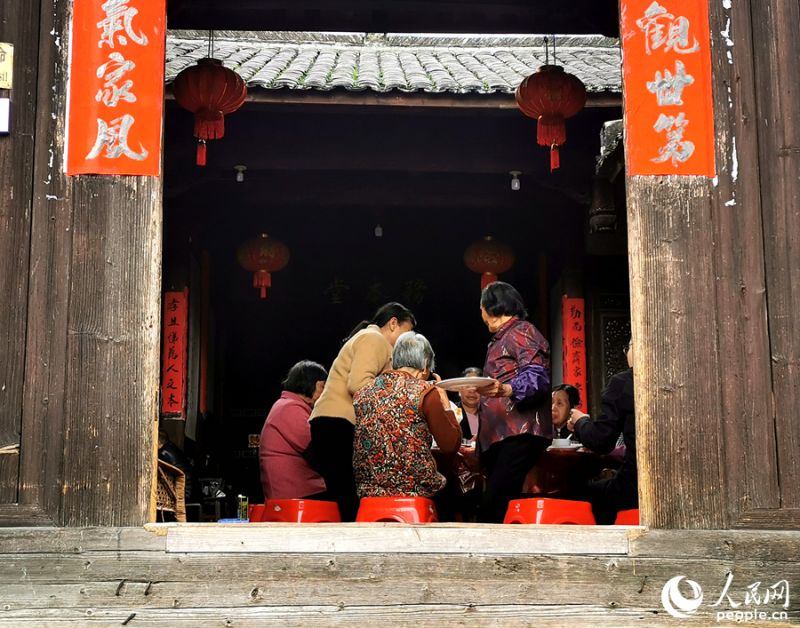 Fujian : le paysage d'un vieux village Hakka après une pluie printanière à Longyan