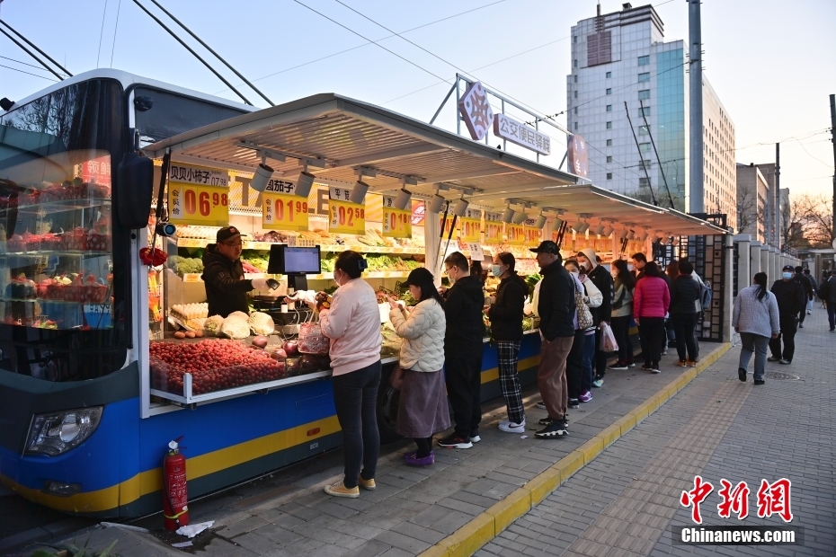 Beijing : des habitants font leurs courses au « bus poste de commodité »