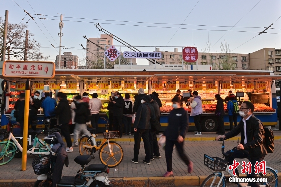 Beijing : des habitants font leurs courses au « bus poste de commodité »