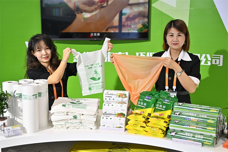Les produits verts et de haute technologie brillent à l'exposition des produits de consommation à Hainan