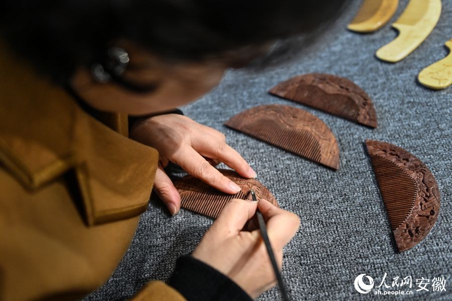 Anhui : la longue histoire des peignes en bois artisanaux de Langqiao