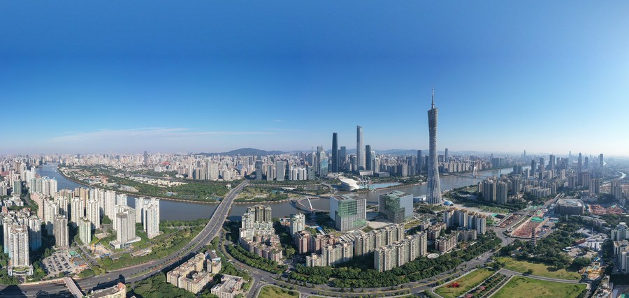 Photo panoramique aérienne prise le 14 novembre 2021 montrant le paysage le long des rives de la rivière des Perles à Guangzhou, capitale de la province du Guangdong (sud de la Chine). (Photo / Xinhua)