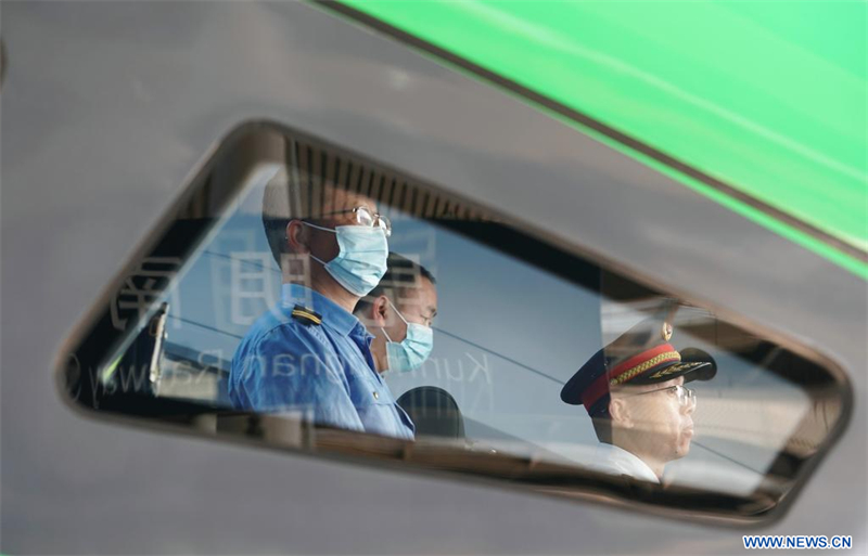 Début des services transfrontaliers de transport de passagers du chemin de fer Chine-Laos