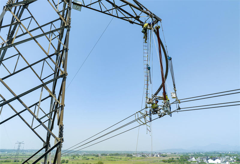 Anhui : l'entretien de la ligne UHV de la ligne principale de transmission d'électricité Ouest-Est à Wuwei