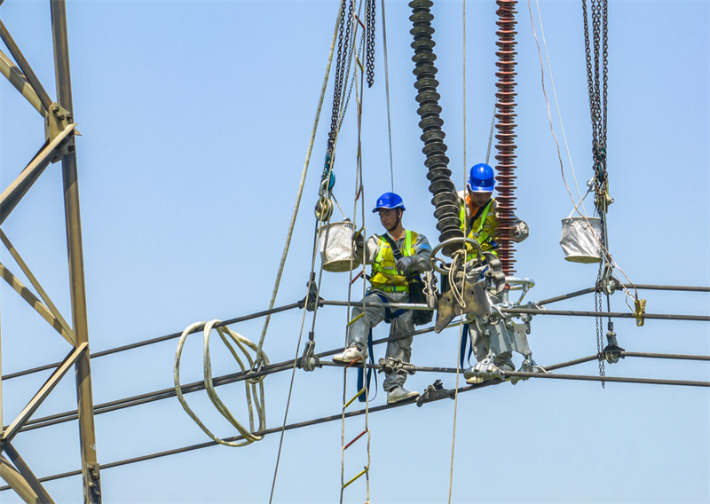 Anhui : l'entretien de la ligne UHV de la ligne principale de transmission d'électricité Ouest-Est à Wuwei