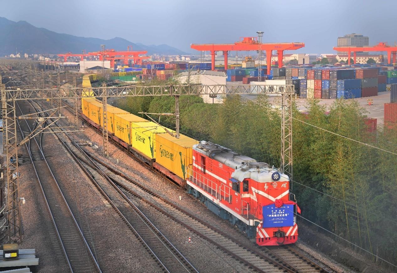 Le 9 mars 2023, un train de fret Chine-Europe entièrement chargé part de Yiwu, dans la province du Zhejiang (dans l'est de la Chine) et se dirige vers la capitale de l'Espagne. Ce train commémore l'établissement des relations diplomatiques entre la Chine et l'Espagne. (LÜ Bin/Pic.people.com.cn)