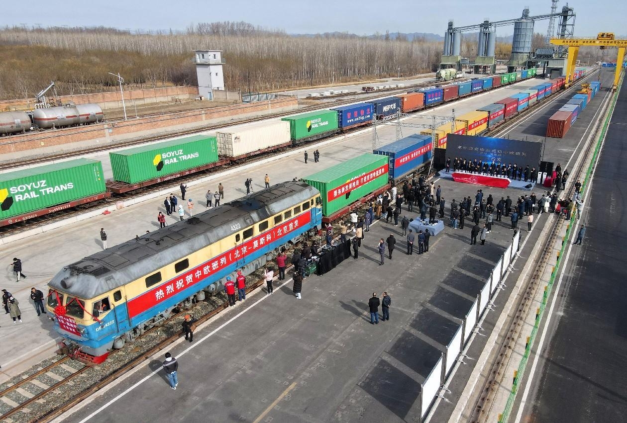 Le 16 mars 2023, un train de fret Chine-Europe part pour la première fois de l’arrondissement de Pinggu à Beijing. (Sun Lijun/Pic.people.com.cn)